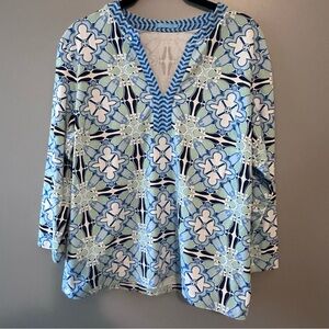 J. McLaughlin V Neck Stretch Top L Blue Medallion Long Sleeve
